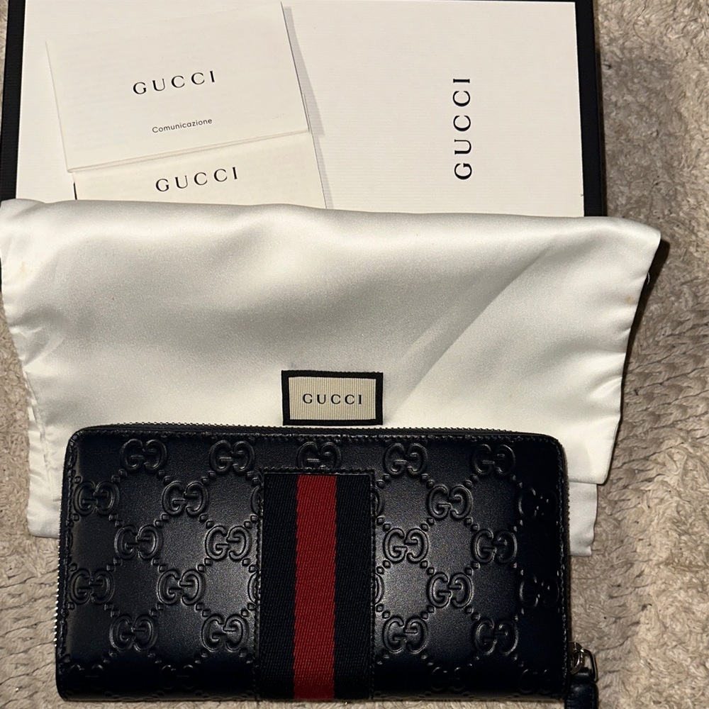 Auth Gucci Dark Navy Blue Wallet with Red Accent